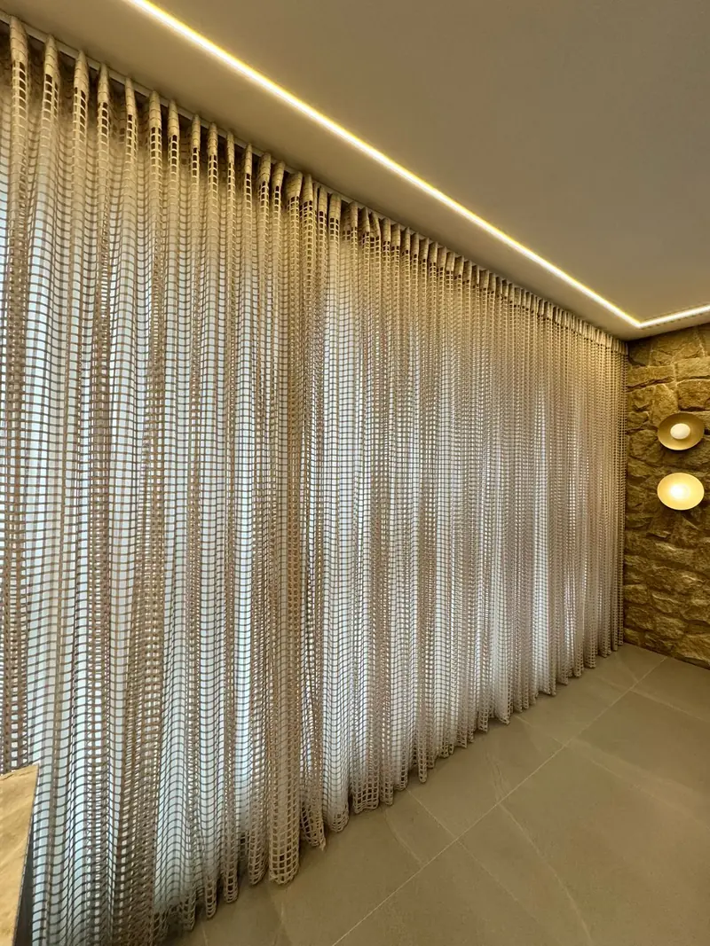 Detalhe de cortina em tecido aramado com luz de sanca